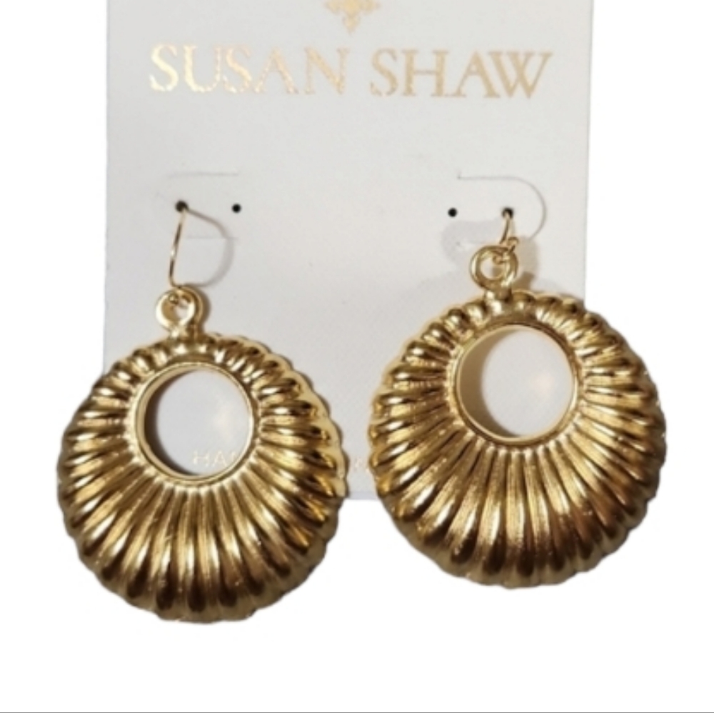 Gold dangle fashion earrings